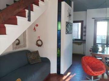 Villa a schiera arredata con terrazzo