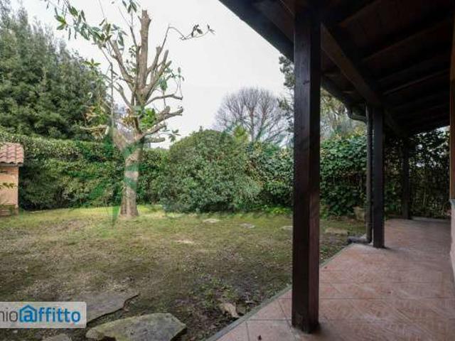 Villa a schiera arredata con terrazzo