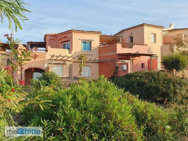 Villa a schiera arredata con terrazzo