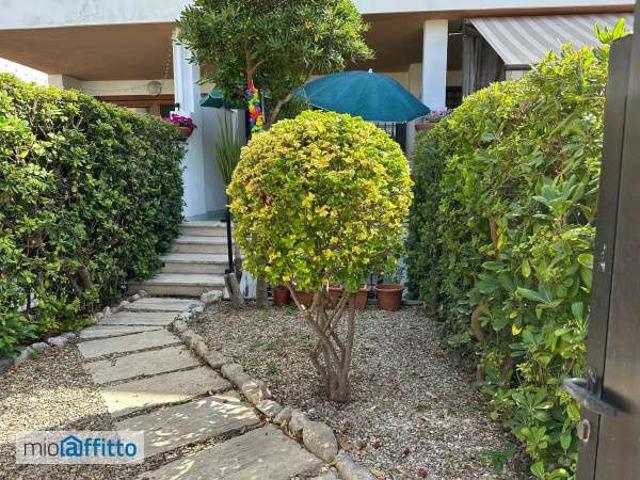 Villa a schiera arredata con terrazzo
