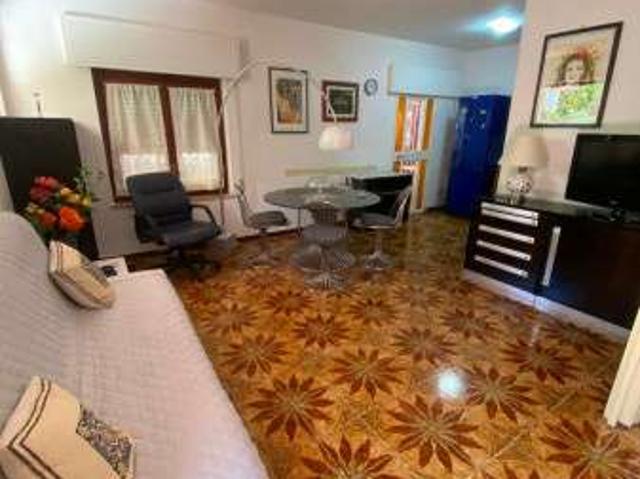 Villa a schiera arredata con terrazzo