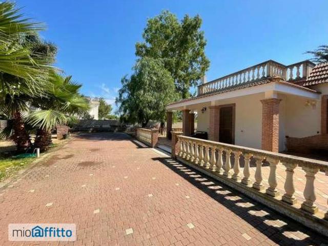 Villa a schiera arredata con terrazzo