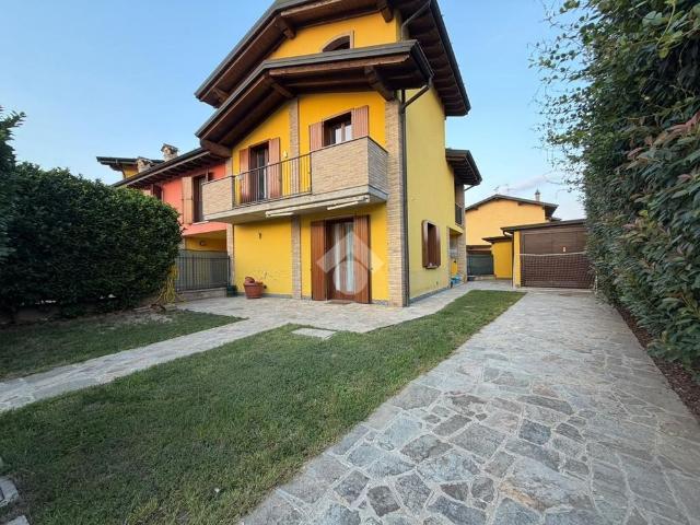Villa a schiera d'angolo in affitto