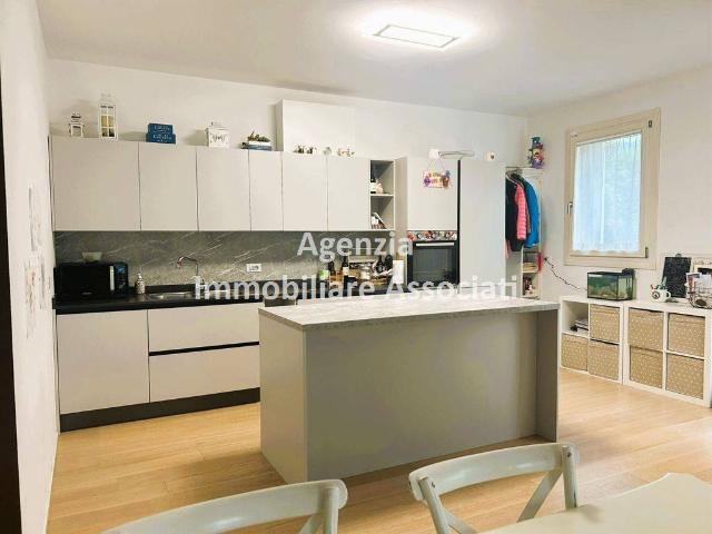 Villa a Schiera in affitto a Bassano del Grappa via Beato Marco d'Aviano, giardino privato, box, terrazzo TrovaCasa
