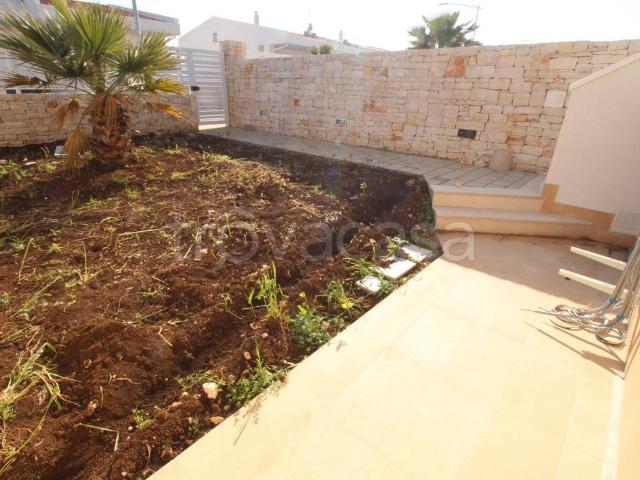Villa a Schiera in affitto a Bari via Giuseppe Frisario, 10, non arredato/vuoto, giardino privato, posto auto TrovaCasa