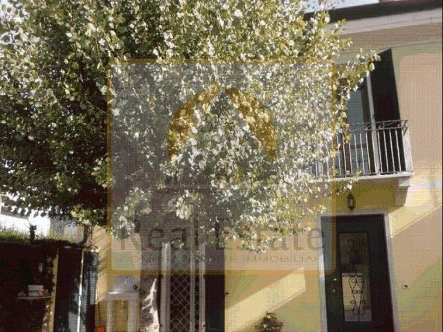 Villa a Schiera in affitto a Carrara via Turigliano, 10, arredato, posto auto, caminetto TrovaCasa