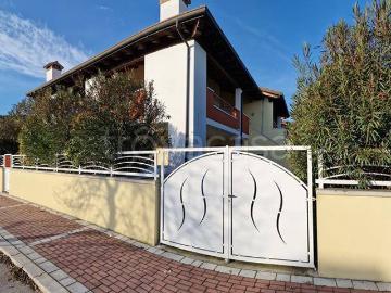 Villa a Schiera in affitto a Comacchio viale Carlo Carrà, arredato, giardino privato, terrazzo TrovaCasa