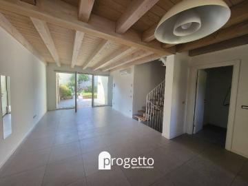 Villa a Schiera in affitto a Costabissara, giardino privato, box, parzialmente arredato TrovaCasa