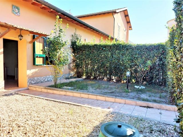 Villa a Schiera in affitto a Fiumicino viale dei Monti dell'Ara, arredato, giardino privato, posto auto TrovaCasa