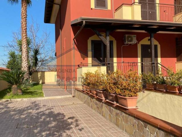 Villa a Schiera in affitto a Giugliano in Campania via Grotta dell'Olmo, non arredato/vuoto, giardino privato, box TrovaCasa
