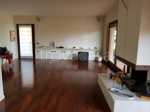 Villa a Schiera in affitto a Pesaro via Giuseppe Ungaretti, giardino privato, terrazzo, parzialmente arredato TrovaCasa