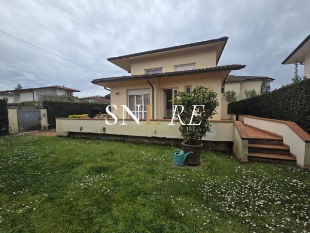 Villa a Schiera in affitto a Pietrasanta via Piave, arredato, giardino privato, terrazzo TrovaCasa