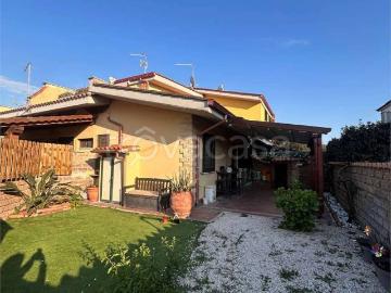 Villa a Schiera in affitto a Pomezia via lago di como, 34A, giardino privato, posto auto, balcone TrovaCasa