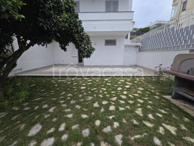 Villa in affitto a Pozzuoli via Trepiccioni, giardino privato, box, terrazzo TrovaCasa