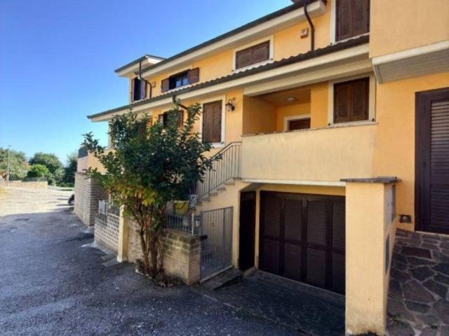 Villa a Schiera in affitto a Rignano Flaminio via Andrea Mantegna, 25, arredato, giardino privato, terrazzo TrovaCasa