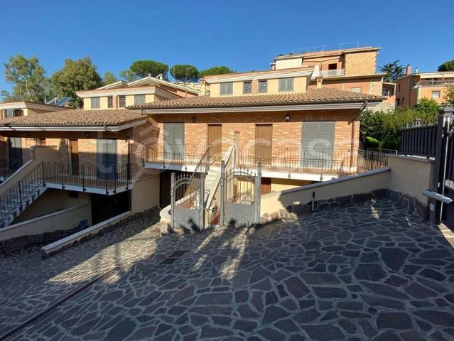 Villa a Schiera in affitto a Roma via Argentera, 33, non arredato/vuoto, giardino privato, box TrovaCasa