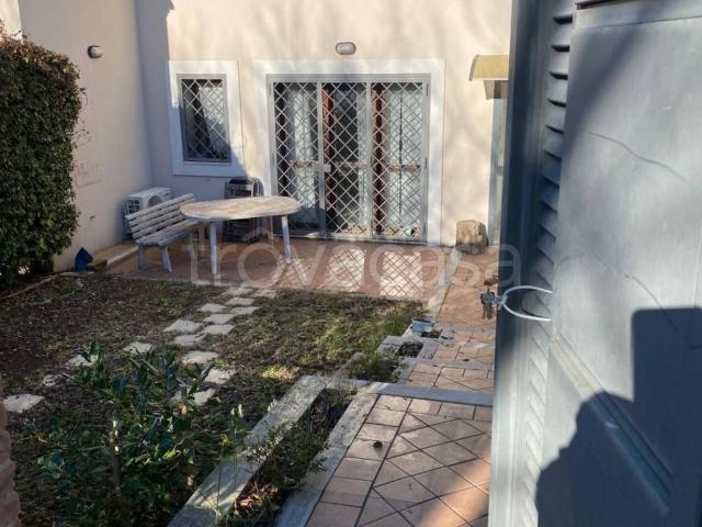 Villa a Schiera in affitto a Roma via Corrado Parona, giardino privato, posto auto, terrazzo TrovaCasa