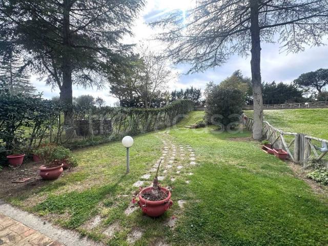Villa a Schiera in affitto a Roma via dell'Ospedaletto Giustiniani, arredato, giardino privato, caminetto TrovaCasa