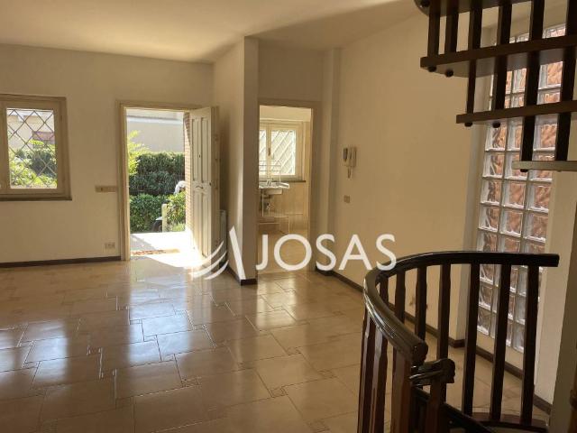 Villa a Schiera in affitto a Roma via di Bravetta, giardino privato, terrazzo, parzialmente arredato TrovaCasa
