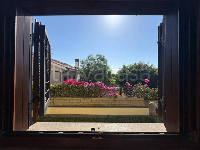 Villa a Schiera in affitto a Roma via Giovanni Pacchioni, 26, giardino privato, terrazzo, caminetto TrovaCasa
