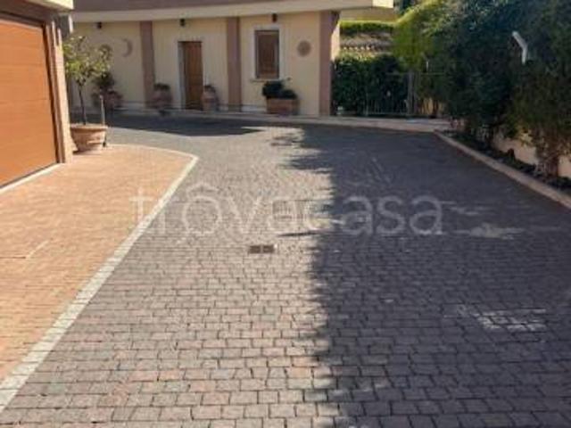 Villa a Schiera in affitto a Roma via Giulio Pittarelli, arredato, giardino privato, box TrovaCasa