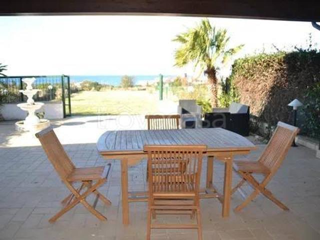 Villa a Schiera in affitto a Santa Marinella via Mar Caspio, arredato, giardino privato, caminetto TrovaCasa