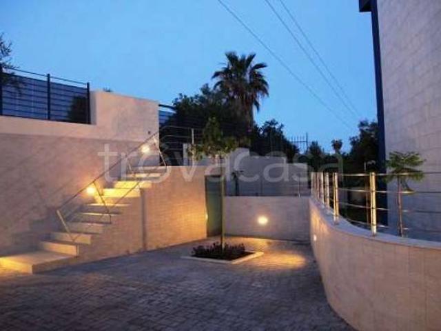 Villa a Schiera in affitto a Siracusa strada delle Carmelitane Scalze, arredato, giardino privato, terrazzo TrovaCasa