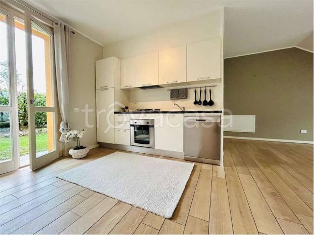 Villa a Schiera in affitto a Taino via Leonardo Da Vinci, 33, giardino privato, terrazzo, zona residenziale TrovaCasa