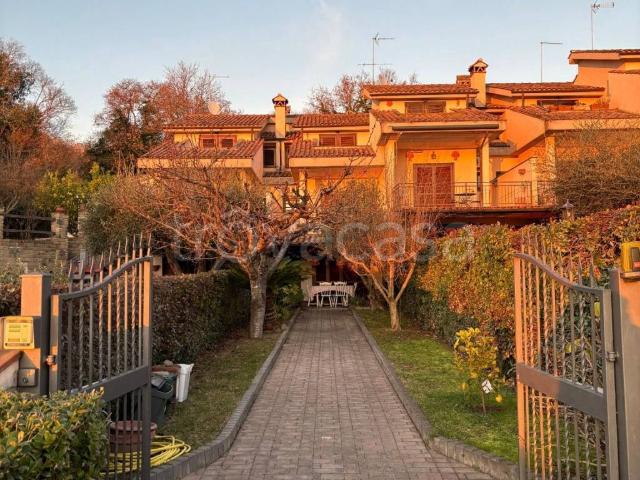 Villa a Schiera in affitto a Trevignano Romano via della Piana, arredato, giardino privato, posto auto TrovaCasa