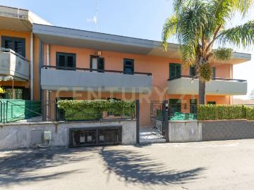 Villa a Schiera in affitto ad Aci Catena via Vampolieri, 34, arredato, posto auto, terrazzo TrovaCasa