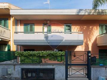 Villa a Schiera in affitto ad Aci Catena via vampolieri, 34, terrazzo, caminetto, zona residenziale TrovaCasa