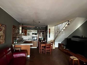 Villa a Schiera in in affitto da privato a Guidonia Montecelio via Guido Reni, 12, non arredato/vuoto, da privato, caminetto TrovaCasa