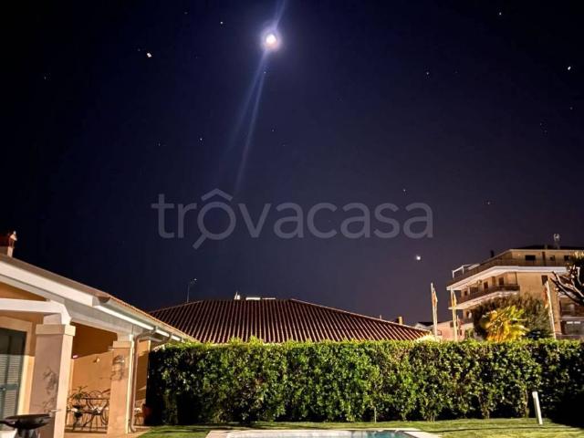 Villa a Schiera in in affitto da privato a Ladispoli via dei Satelliti, 2, da privato, piscina privata, angolo cottura TrovaCasa