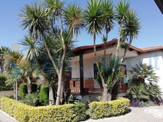 Villa a schiera in ottime condizioni, in affitto in Via Plinio Il Vecchio, Quarto