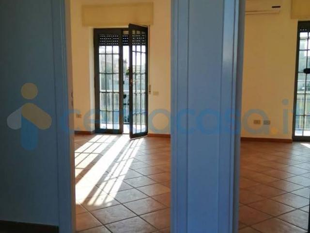 Villa a schiera in ottime condizioni, in affitto in Via Roma, Monte Di Procida