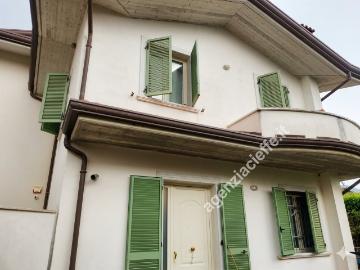 VILLA A SCHIERA in VENDITA a MASSA Massa di 5 vani
