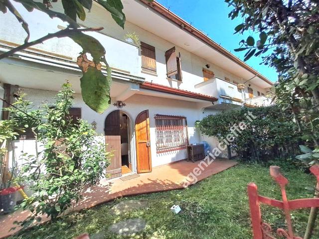 VILLA A SCHIERA in VENDITA a MASSA Marina di Massa di 4 vani