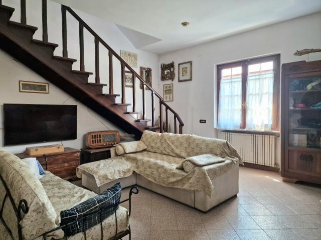 VILLA A SCHIERA in VENDITA a MASSA MARINA DI MASSA di 5 vani
