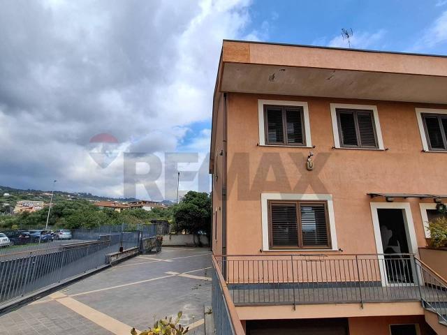 Villa a schiera in vendita a Aci Castello