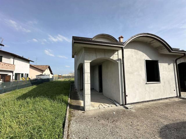 VILLA A SCHIERA in VENDITA a CADEO ROVELETO di 4 vani
