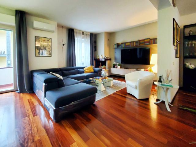 VILLA A SCHIERA in VENDITA a CAPOLONA di 6 vani