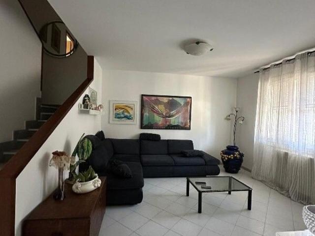VILLA A SCHIERA in VENDITA a CAPRAIA E LIMITE di 6 vani