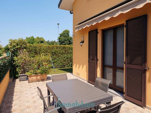 Villa a schiera in vendita a Carugo via Enrico Toti