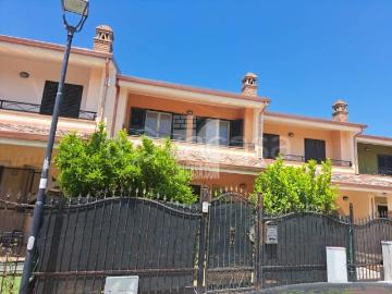 Villa a schiera in vendita a Crotone via indonesia