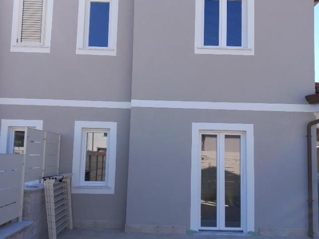 Villa bifamiliare in vendita a Luni