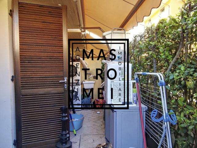 VILLA A SCHIERA in VENDITA a PESCIA di 7 vani