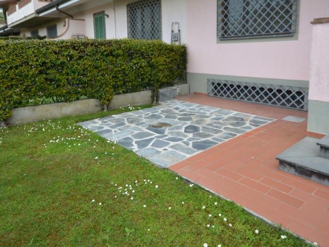 VILLA A SCHIERA in VENDITA a PIETRASANTA MARINA DI PIETRASANTA di 8 vani
