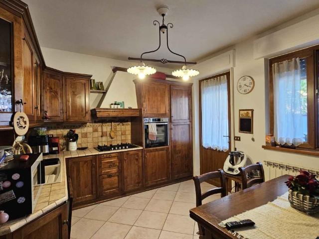 VILLA A SCHIERA in VENDITA a VIAREGGIO Torre Del Lago di 4 vani