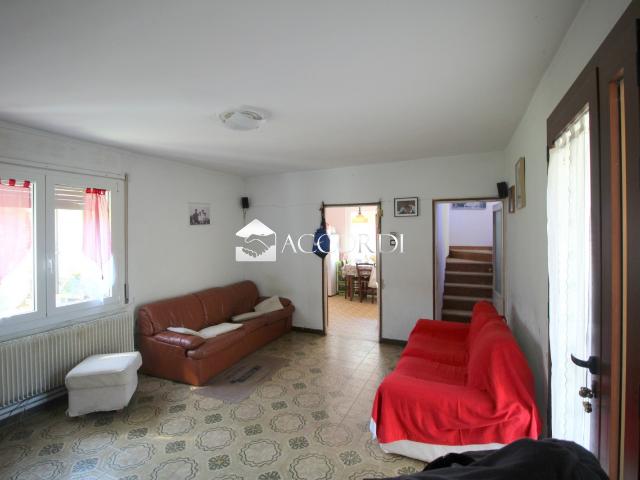 VILLA A SCHIERA in VENDITA a VITTORIO VENETO di 10 vani