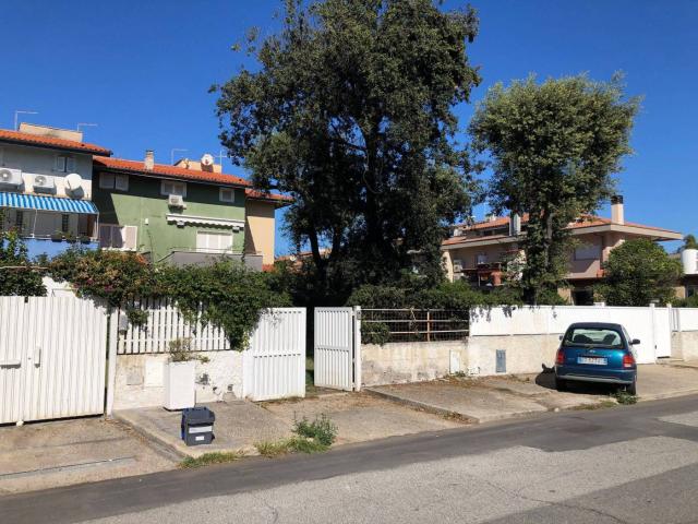 Villa a schiera via Marotta 102, Fregene, Fiumicino